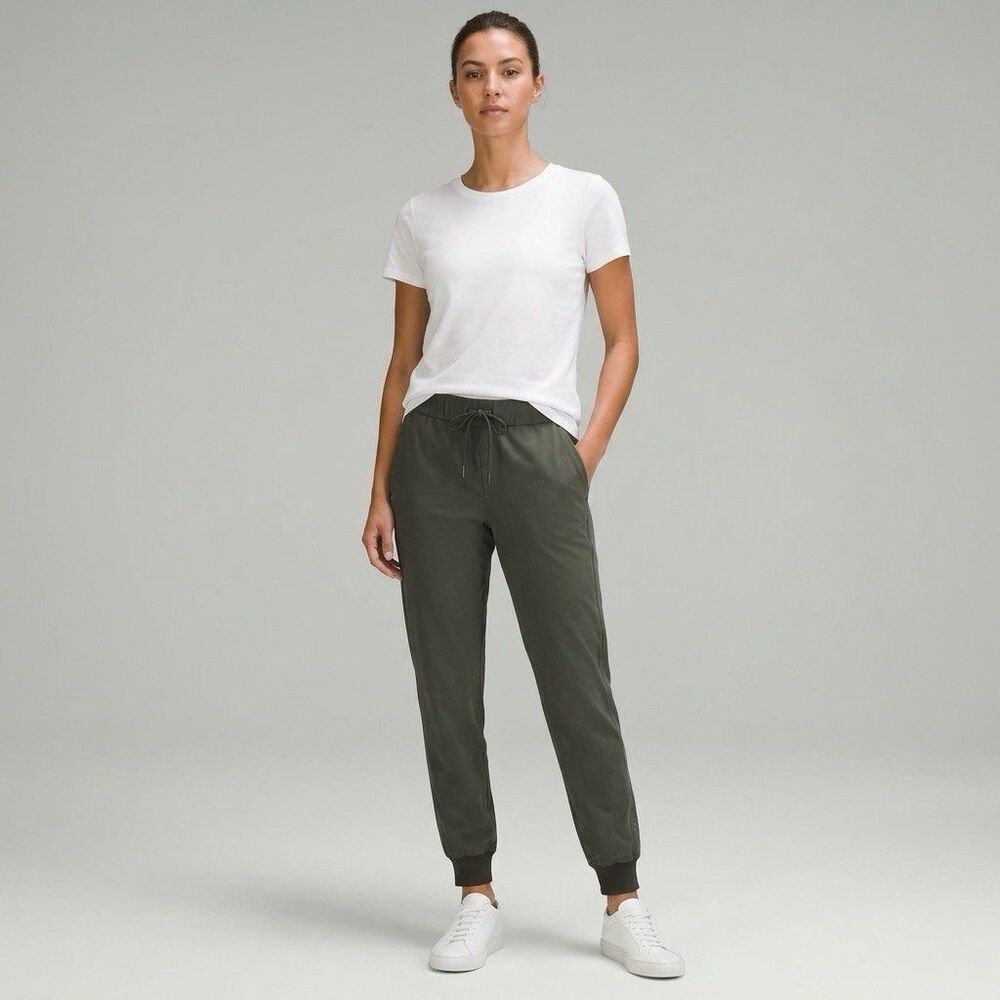 Lululemon On The Fly Jogger 28" Dark Olive Womens Size 8 Woven Athleisure Travel